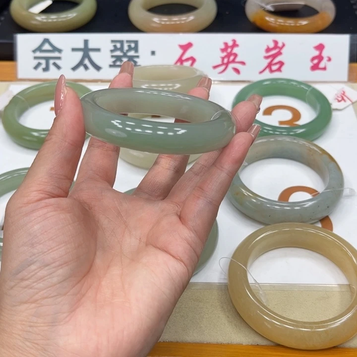 未镶嵌手镯石英质玉童**澜