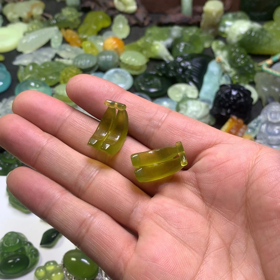 岫玉未镶嵌颈饰香蕉