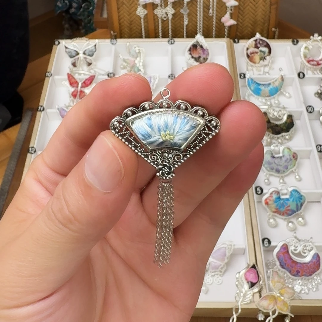 手工刺绣吊坠项链
