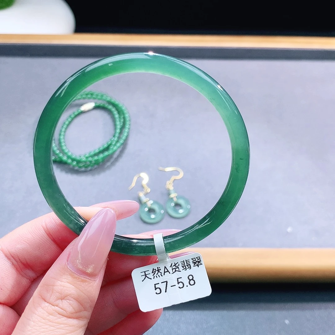 未镶嵌手镯（圆镯）翡翠