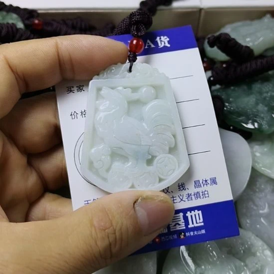 翡翠未镶嵌颈饰挂件