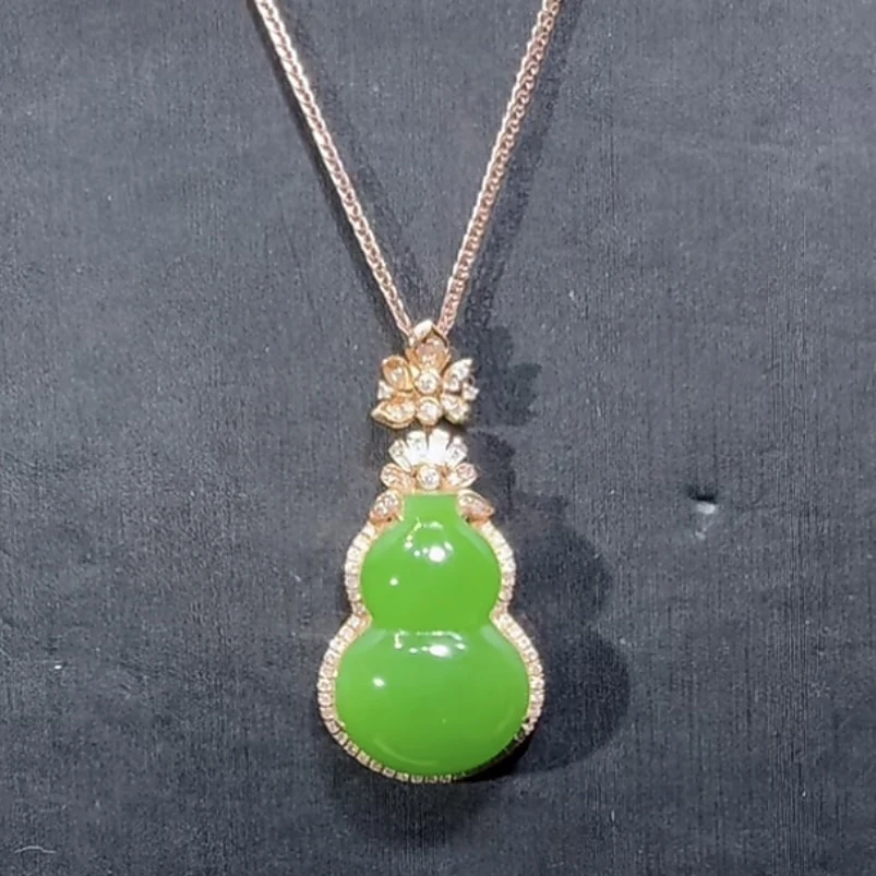 和田玉俄料碧玉高色苹果绿葫芦吊坠18k金镶嵌