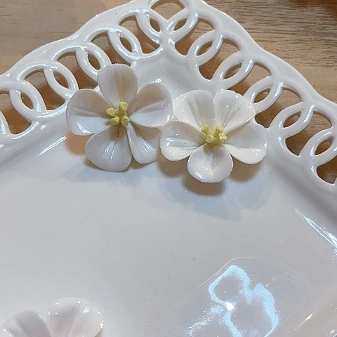 四****瓷黄色心花朵摆件两个