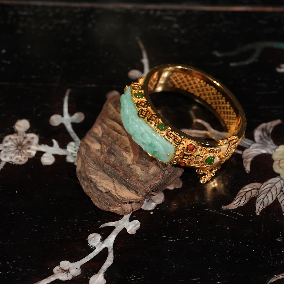 1.17香港王老板-翡翠a货镶嵌手镯6k800