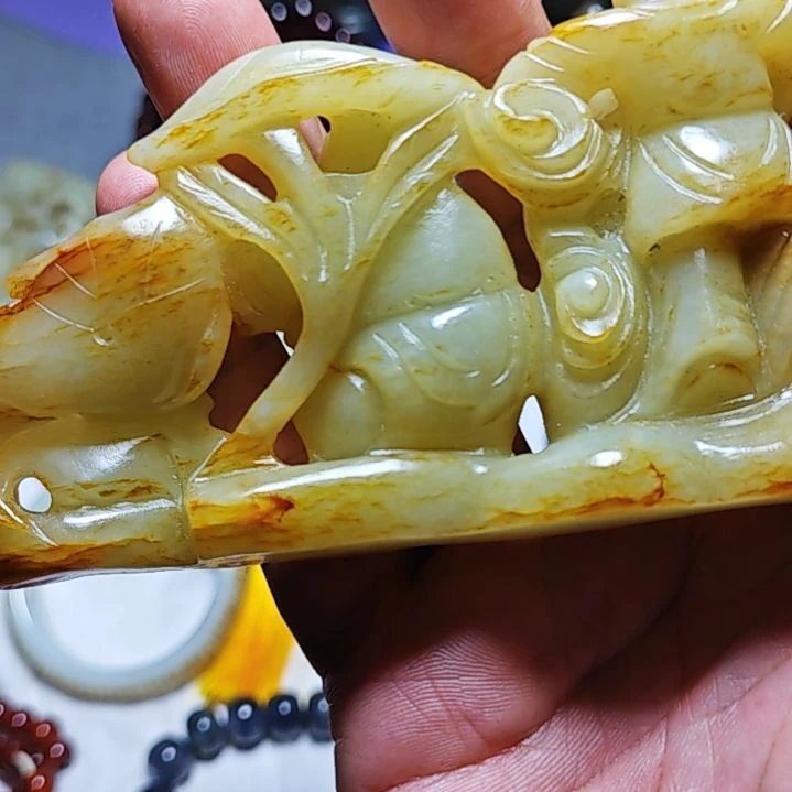 和田玉未镶嵌颈饰水**花