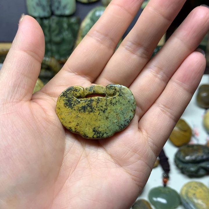 透闪石质玉未镶嵌颈饰