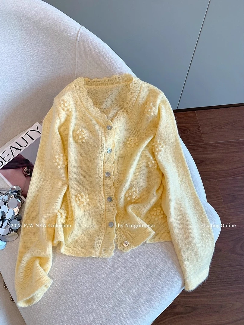 奶黄色钩花V领针织开衫女2025秋季新款法式高级感软糯减龄毛衣韩