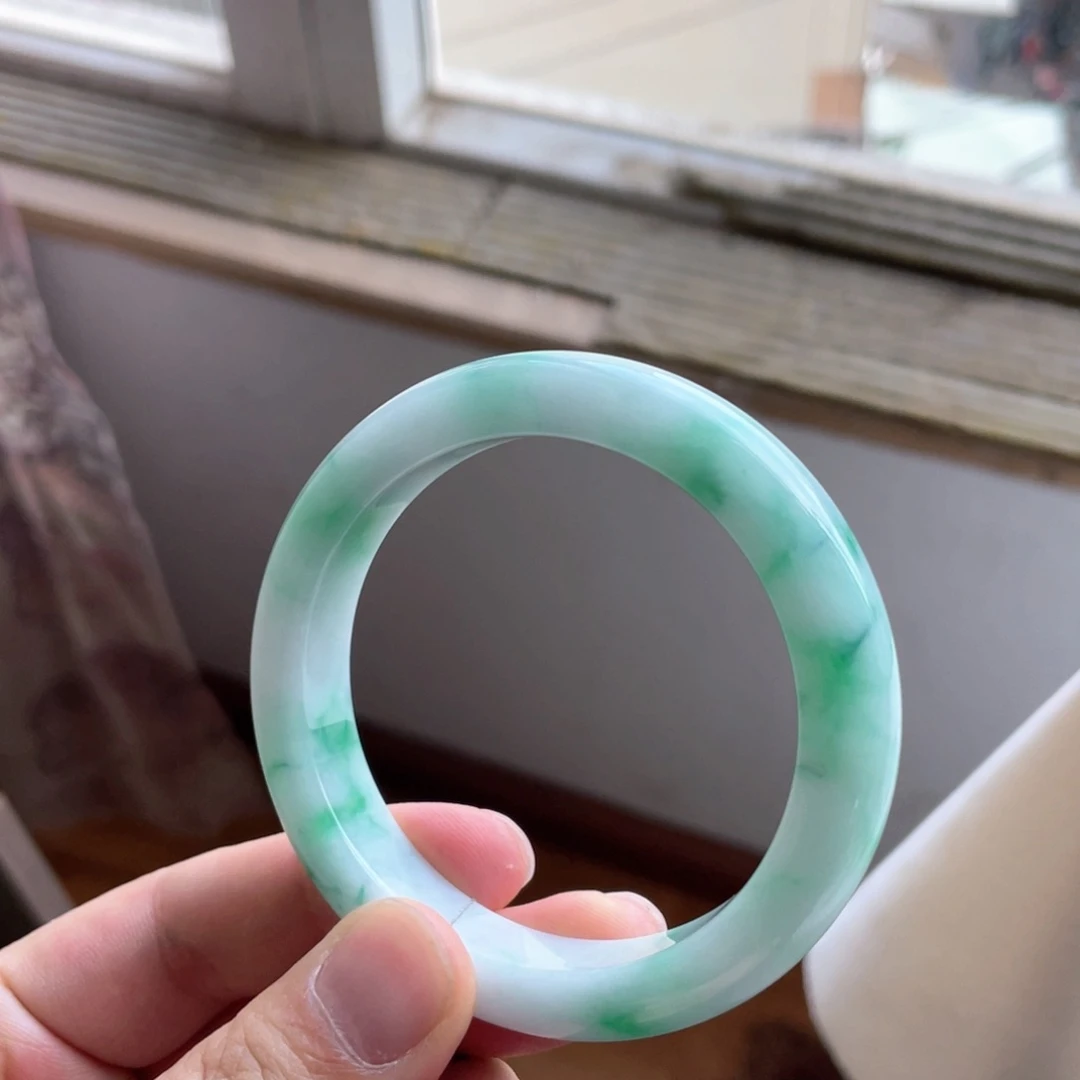 翡翠手镯未镶嵌白底青