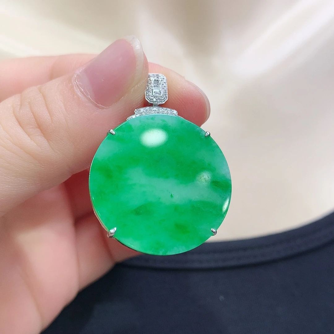 翡翠18K金镶嵌颈饰圆牌