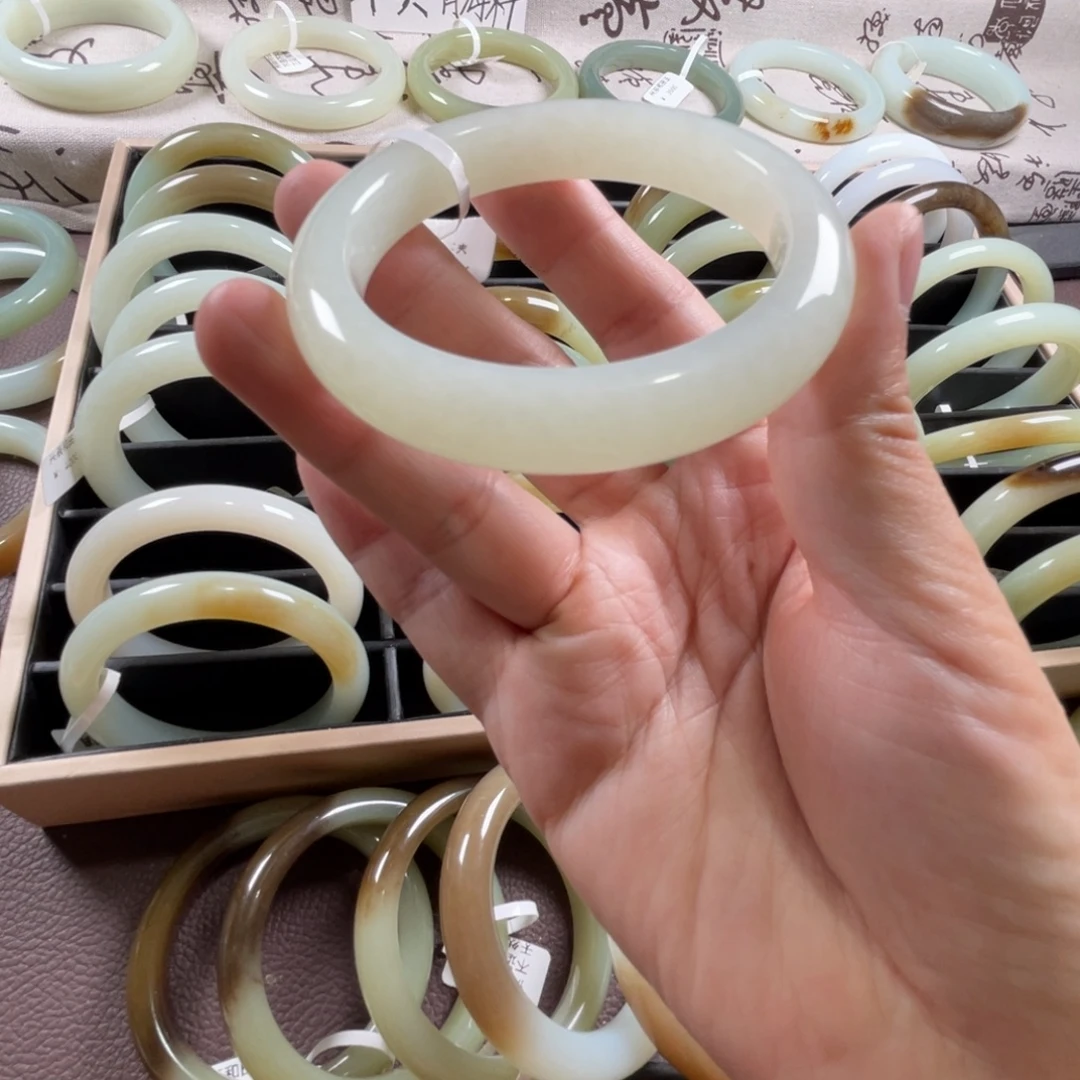 和田玉未镶嵌手镯