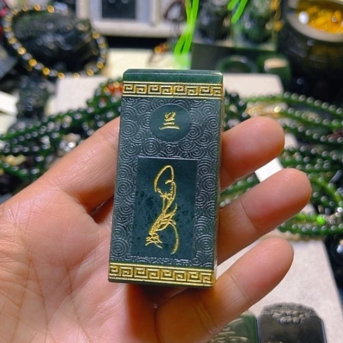 蛇纹石玉颈饰未镶嵌大**糖