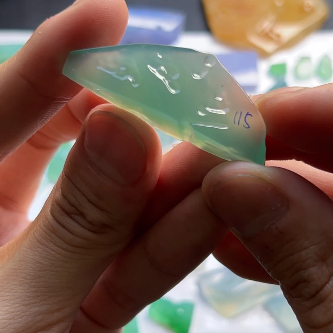 定制翡翠未镶嵌冰种起胶蓝底翻胶随形吊坠