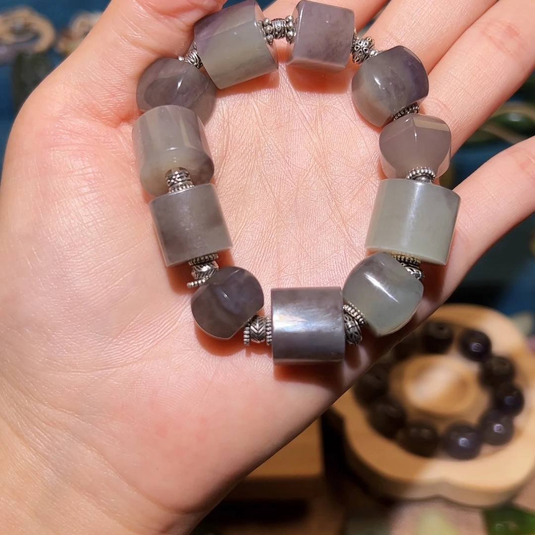 大***猫和田玉未镶嵌颈饰