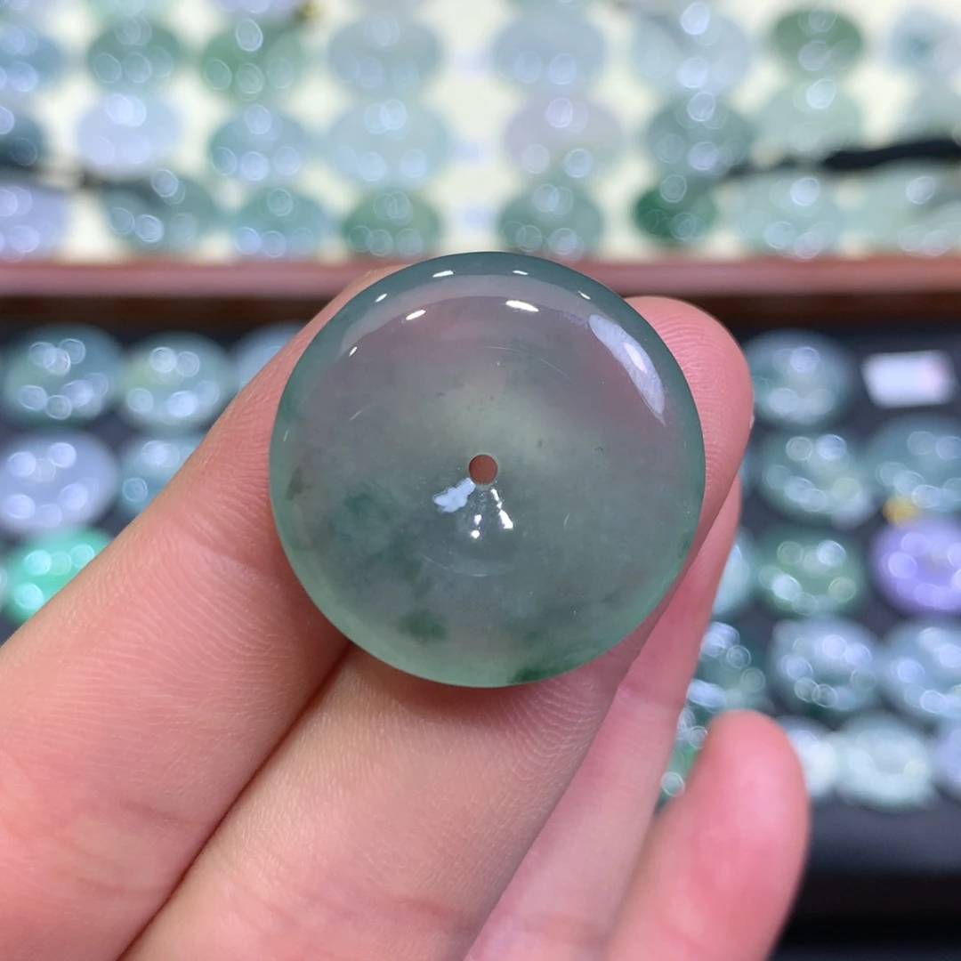 翡翠颈饰未镶嵌平安扣