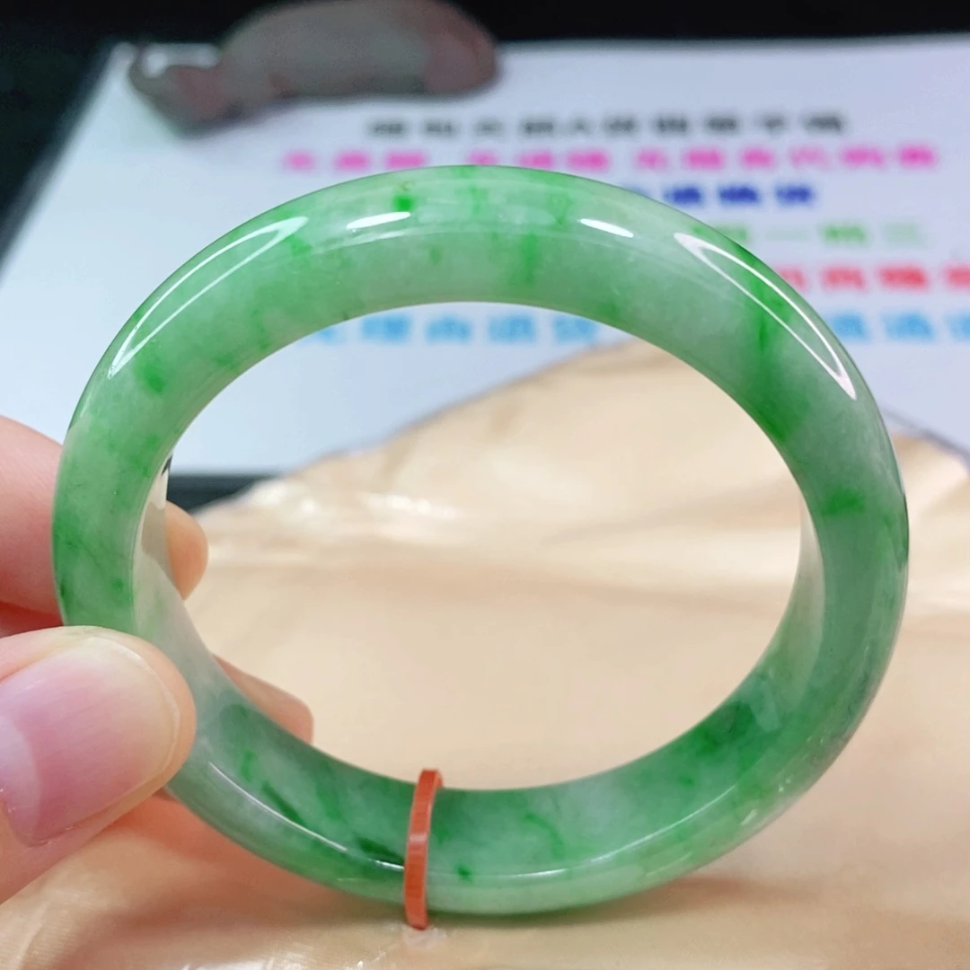 翡翠手镯未镶嵌5556圈口
