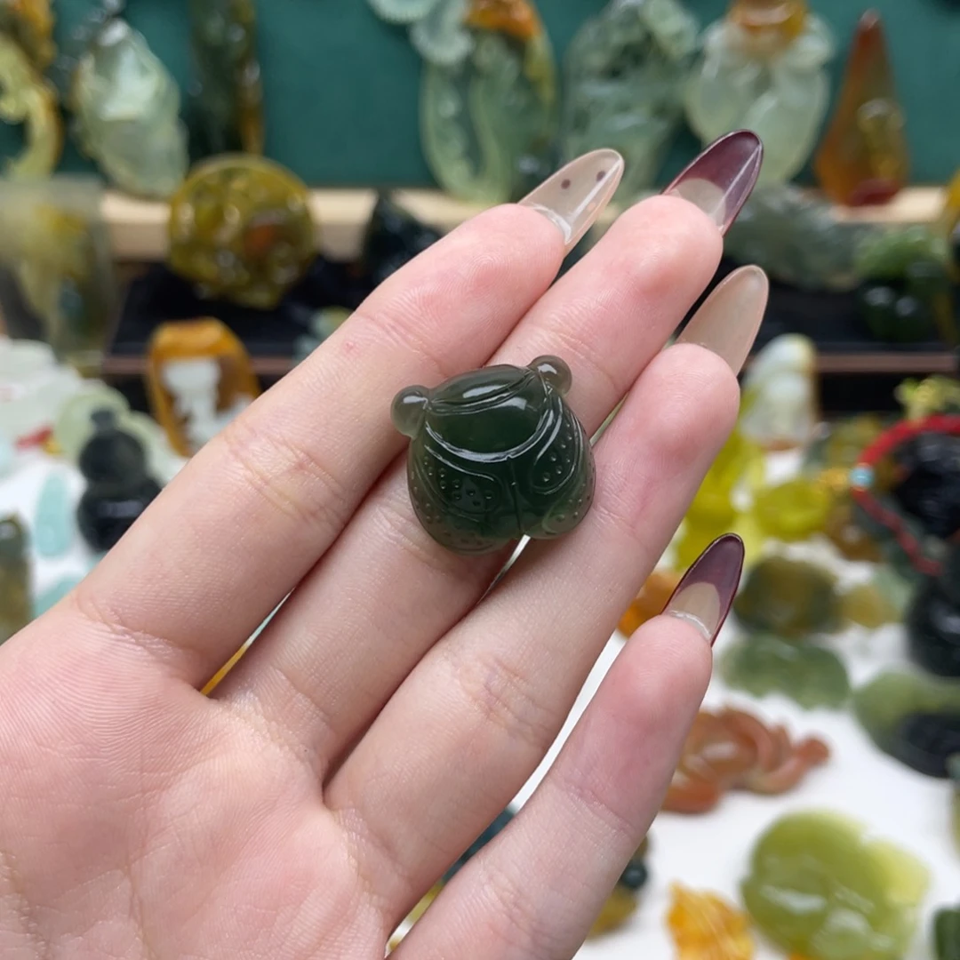 蛇纹石玉颈饰未镶嵌?