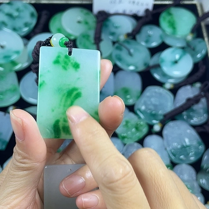 用***0翡翠未镶嵌颈饰吊坠