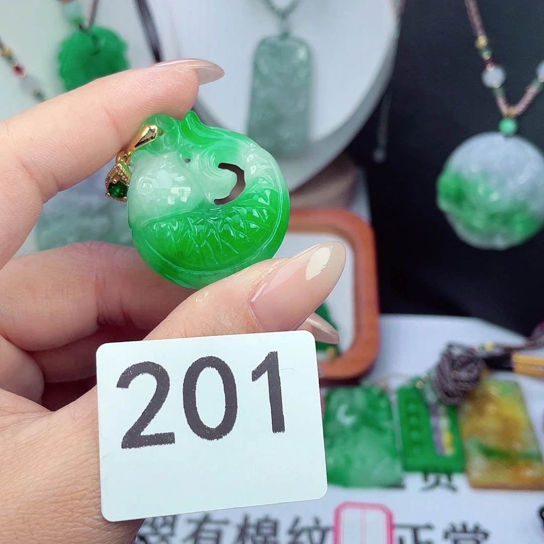 翡翠未镶嵌吊坠(赠链)