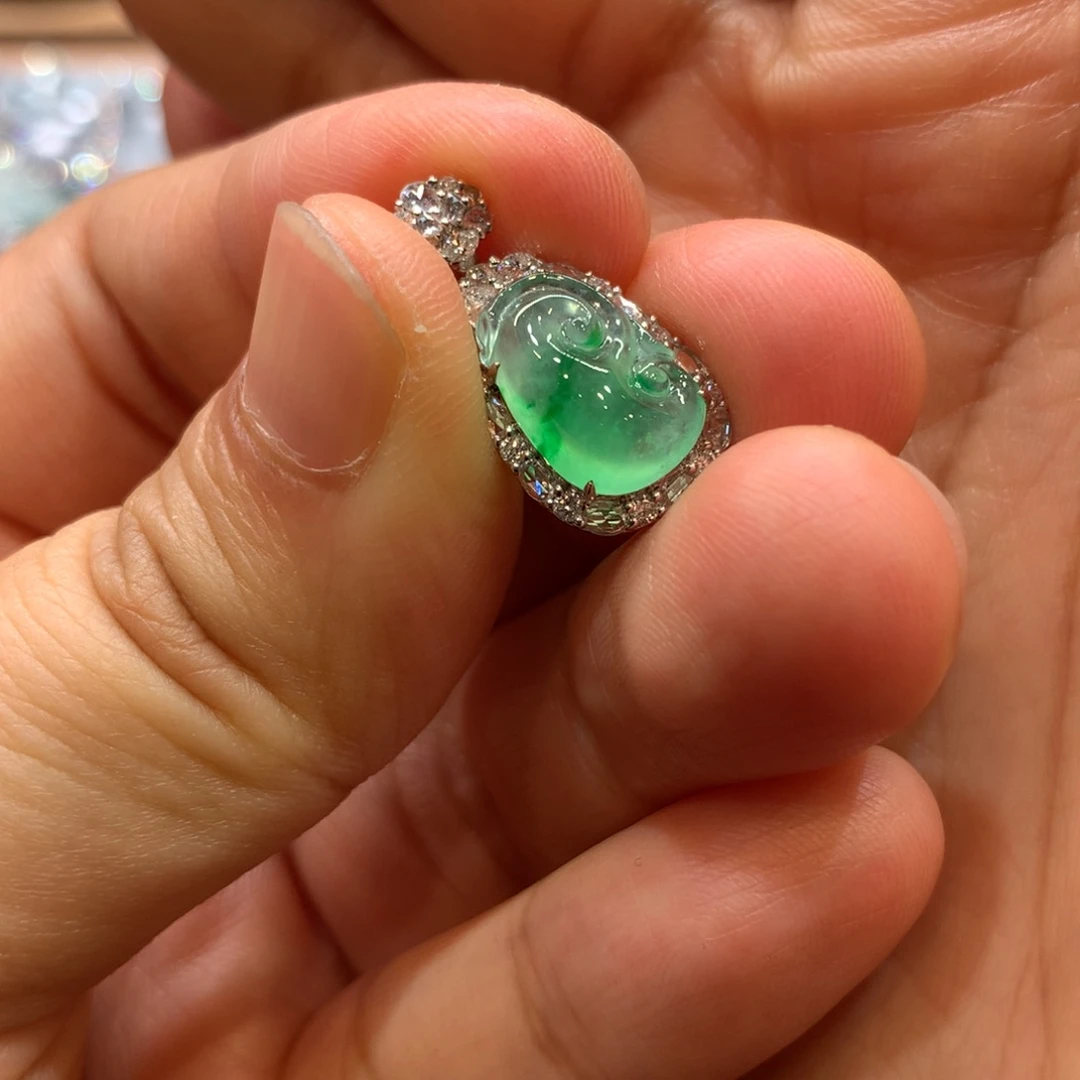 翡翠18K金镶嵌颈饰吊坠