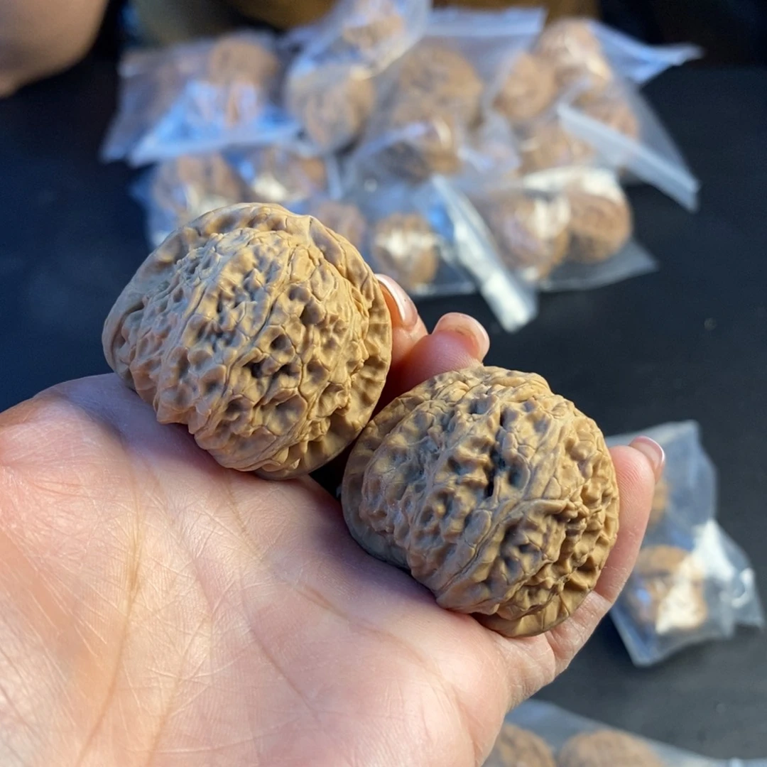 文玩核桃把件三角白25.8