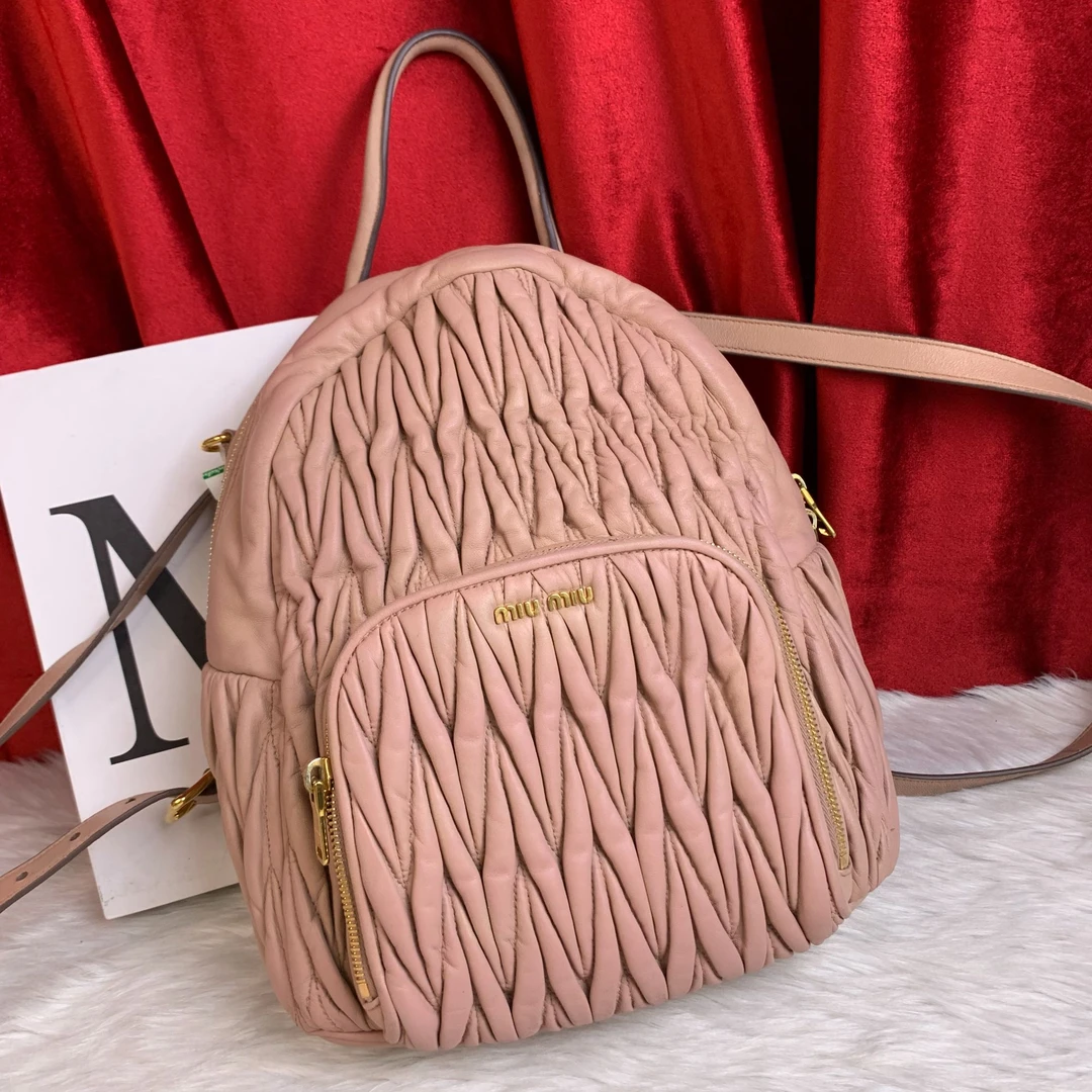 95新 MIU MIU/缪缪 粉色金标双肩包/THWJ06108701/8701