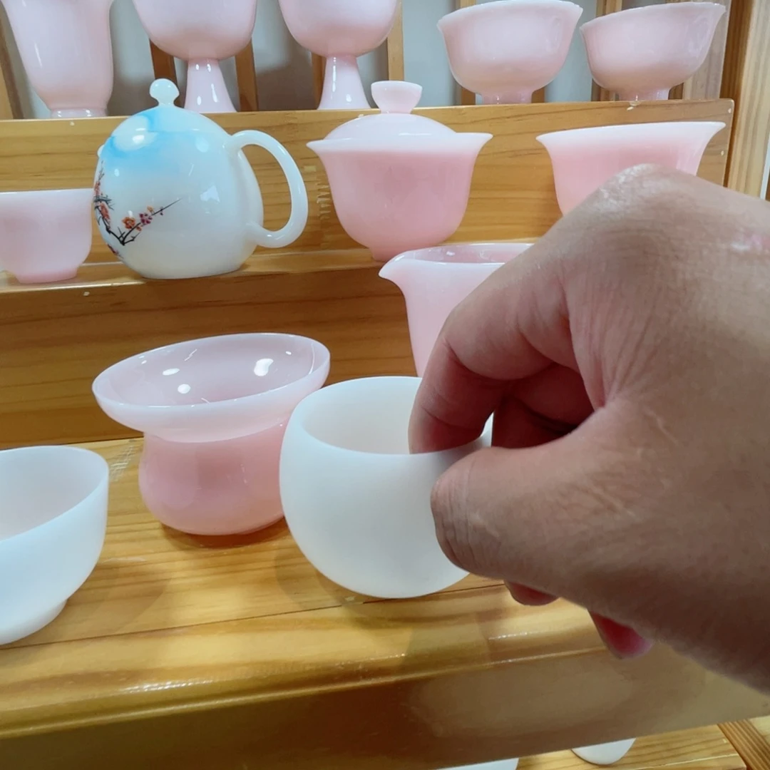 蓝***云手绘的画风是一种很好的装饰品