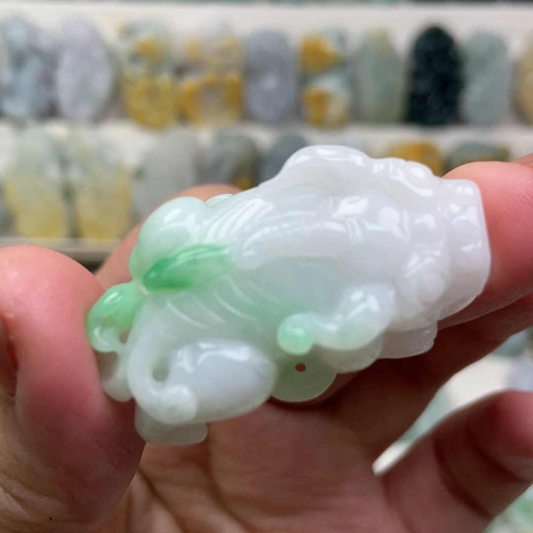 翡翠吊坠(赠链)未镶嵌