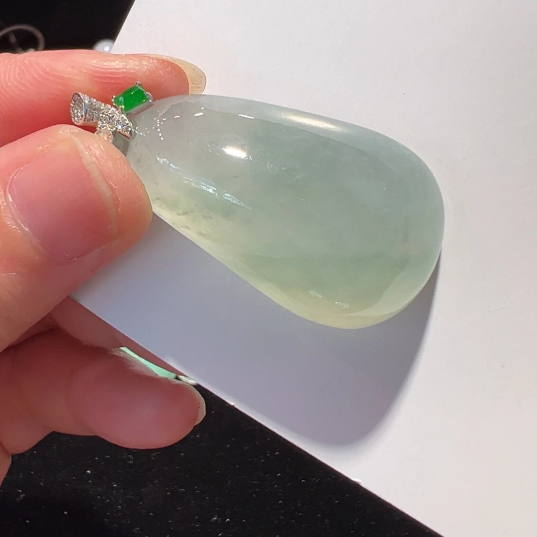 翡翠18K金镶嵌颈饰吊坠