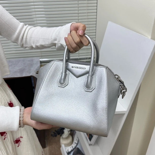 95新 Givenchy/纪梵希 九成新时尚包包适合日常出行