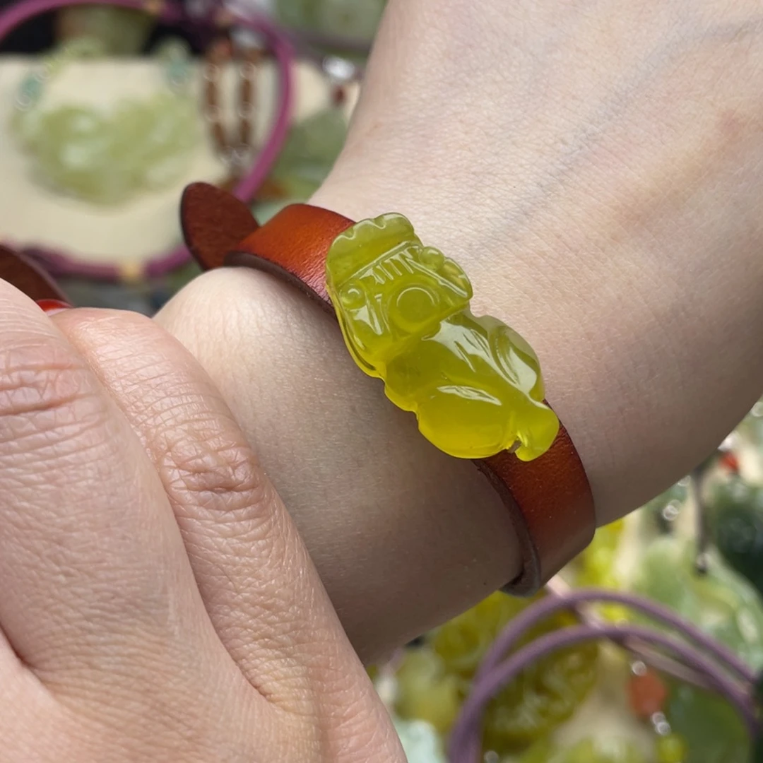 蛇纹石玉颈饰未镶嵌