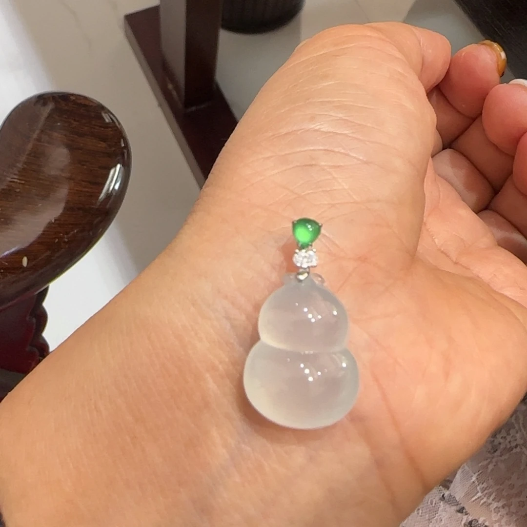 颈饰18K金镶嵌翡翠葫芦