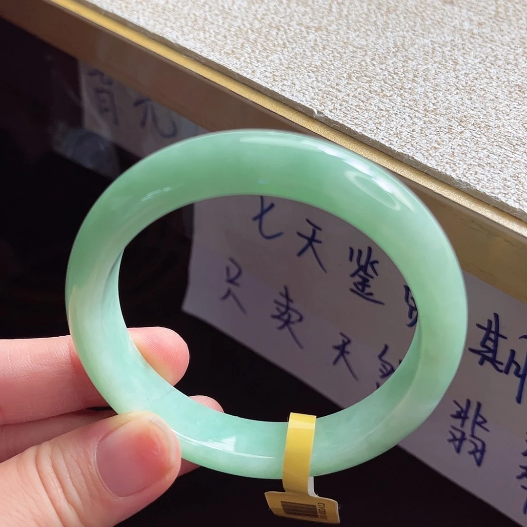 翡翠手镯未镶嵌手镯