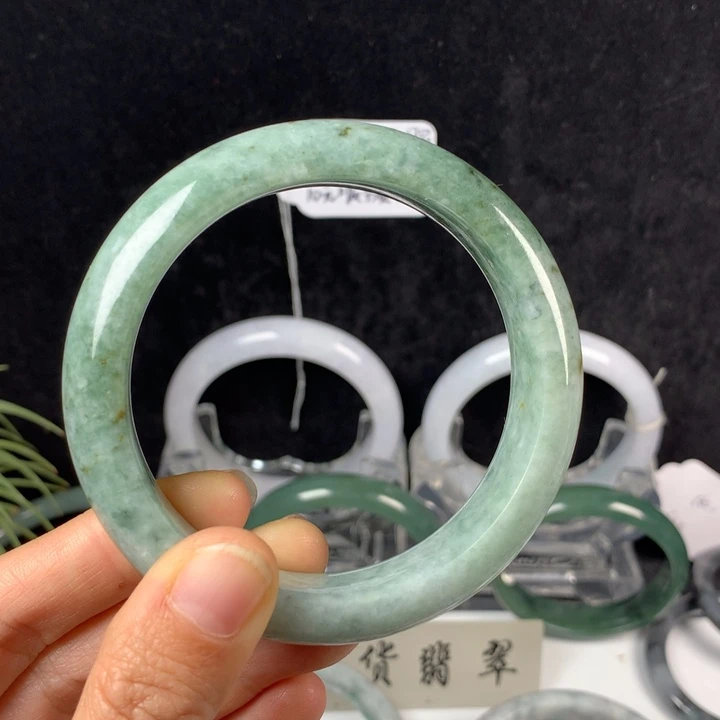翡翠未镶嵌手镯65号。 59.4圈