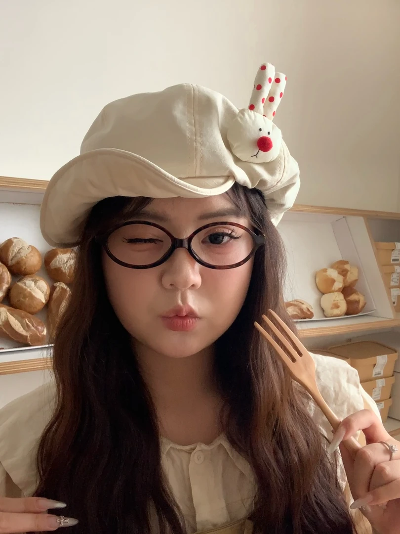 红色波点小兔子画家帽可爱大头弹力拍照网红帽子百搭韩版云朵帽