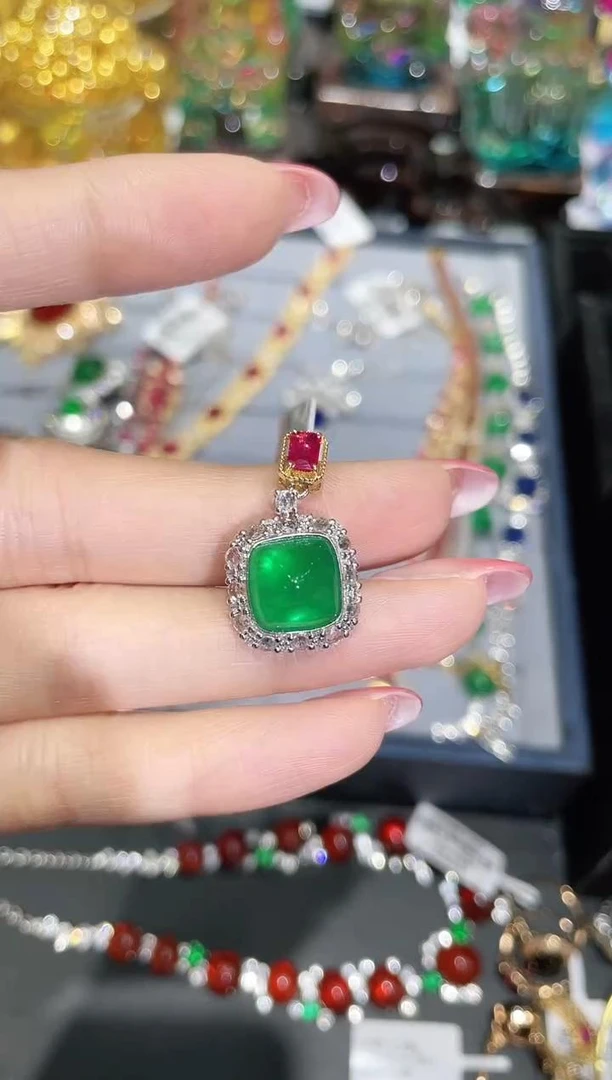 18K金镶嵌天然祖母绿吊坠