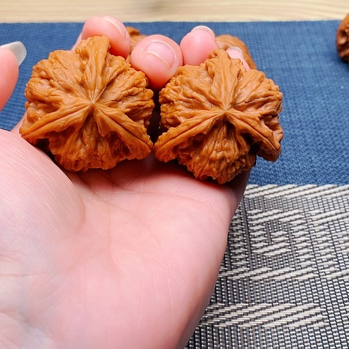 吴***替文玩核桃吊坠三棱