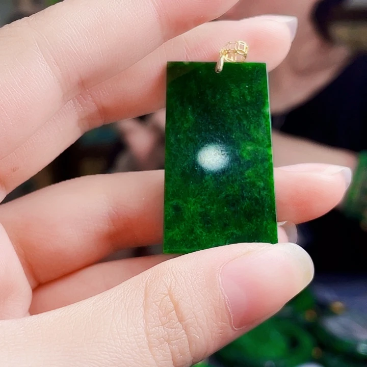 翡翠18K金镶嵌颈饰多样性