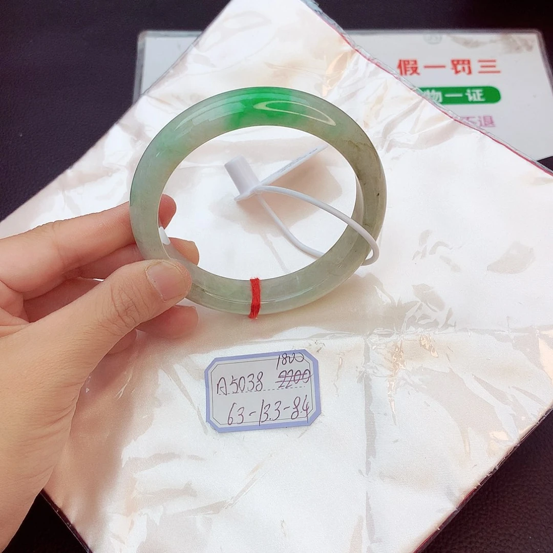 翡翠手镯未镶嵌翡翠