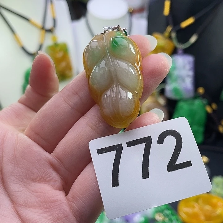 翡翠未镶嵌吊坠(赠链)