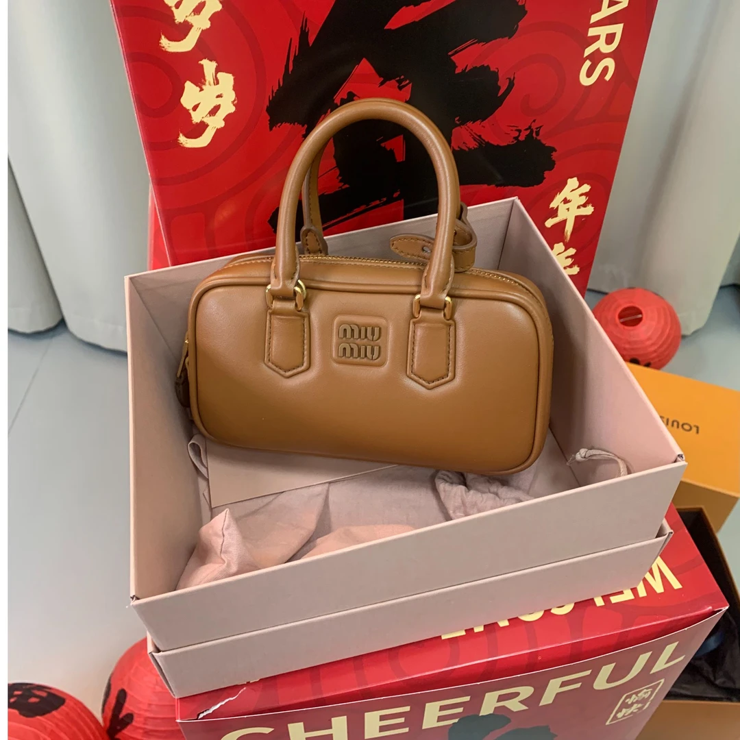 99新 MIU MIU/缪缪 保龄球新款19迷你号焦糖色手提斜挎包