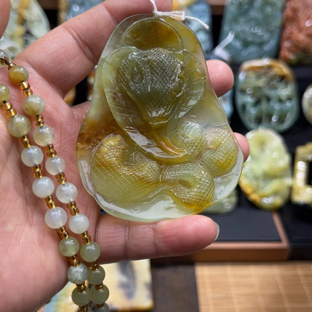 蛇纹石玉未镶嵌颈饰