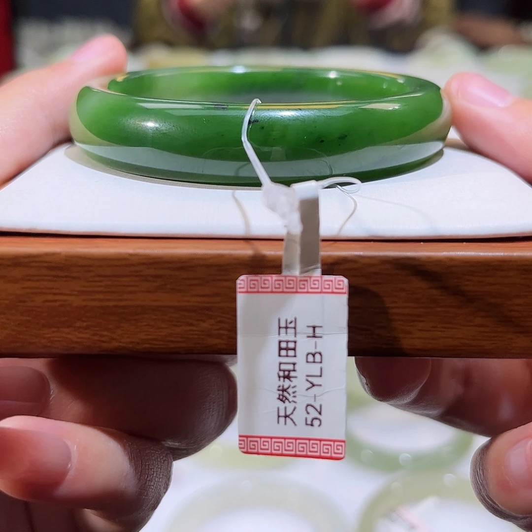 和田玉未镶嵌手镯碧玉