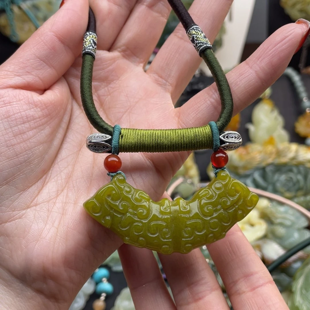 蛇纹石玉颈饰未镶嵌