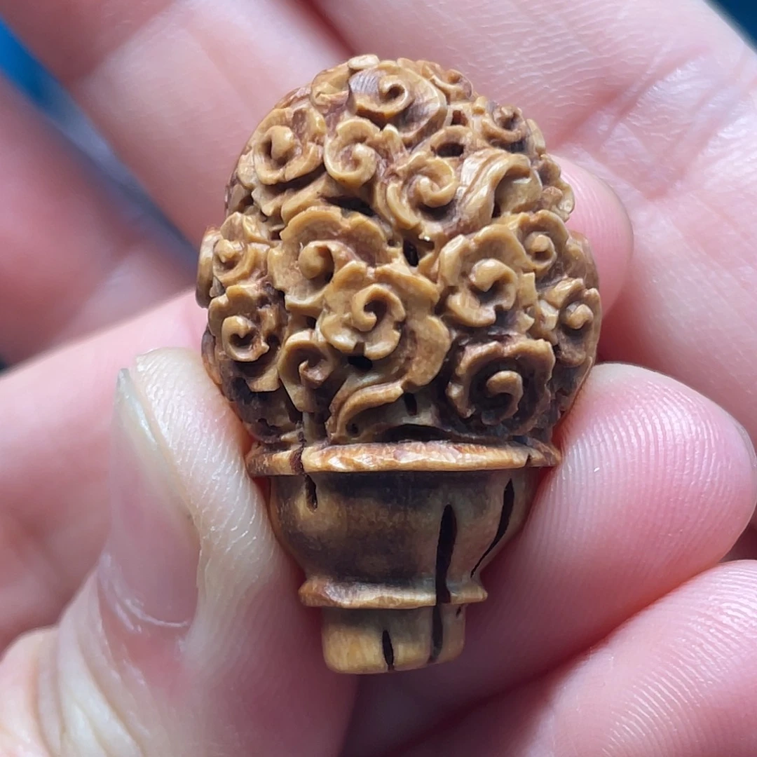 桃核三通核雕作品