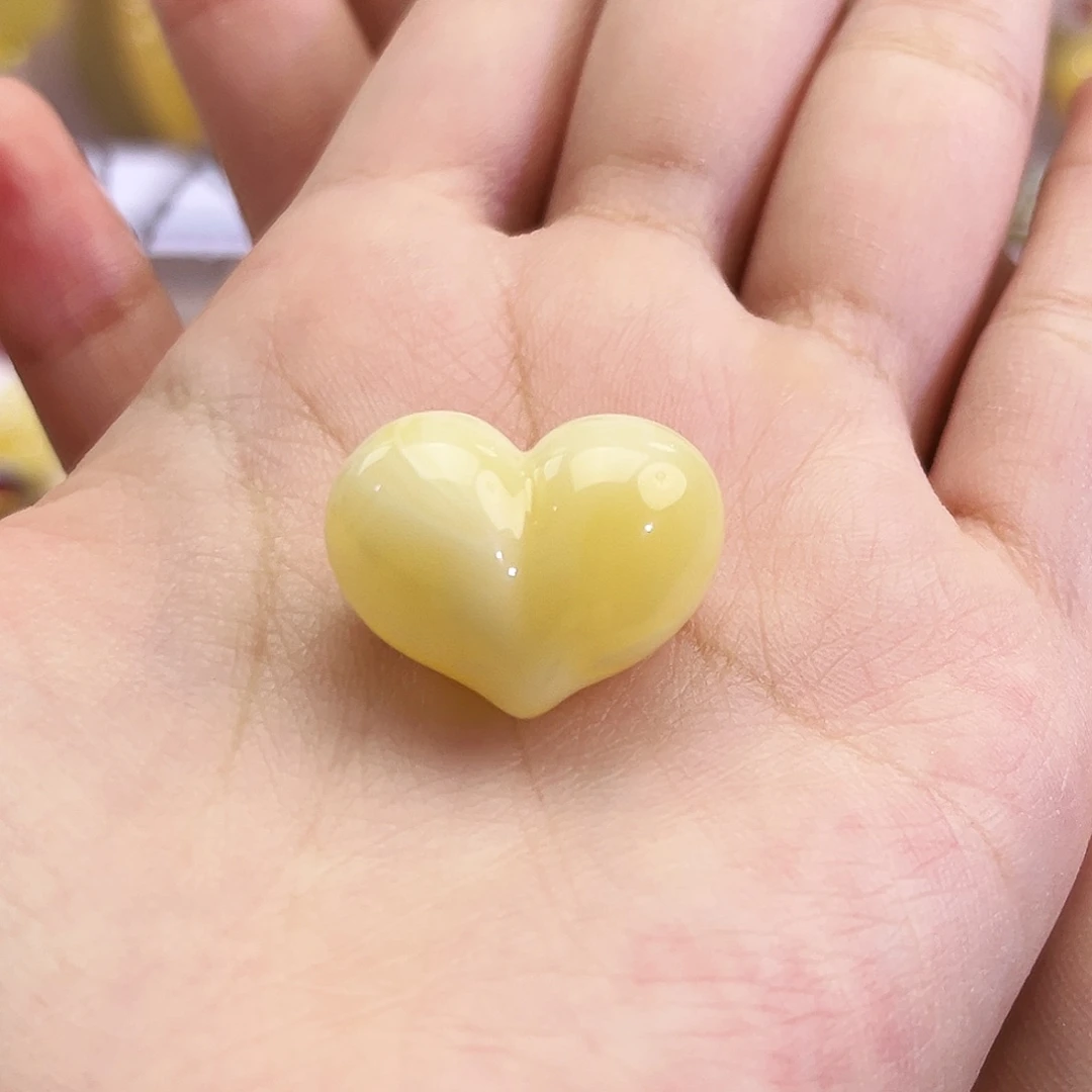 未镶嵌琥珀裸石屁桃3.5