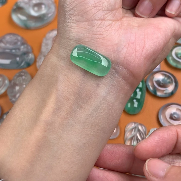 翡翠挂件未镶嵌…..