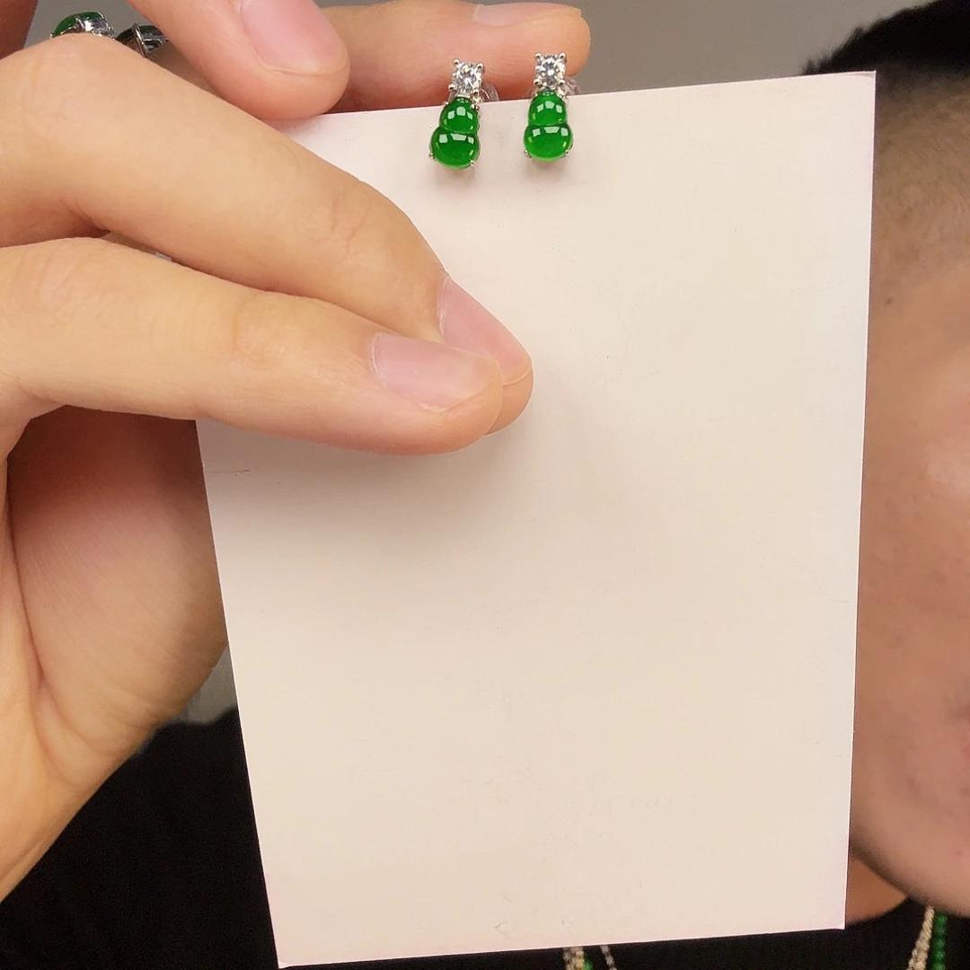 翡翠未镶嵌颈饰一对