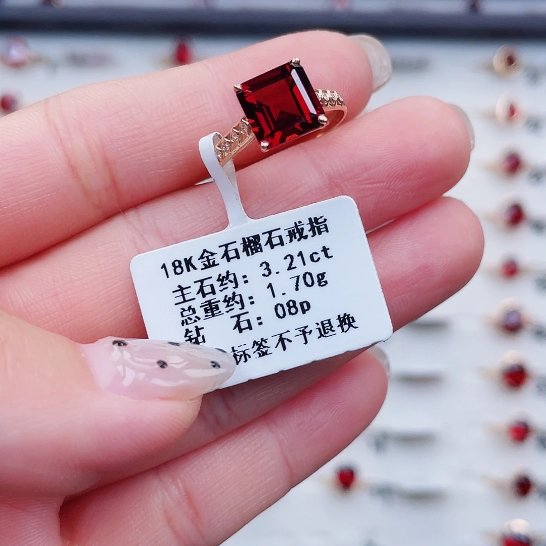 18K金镶嵌石榴石戒指