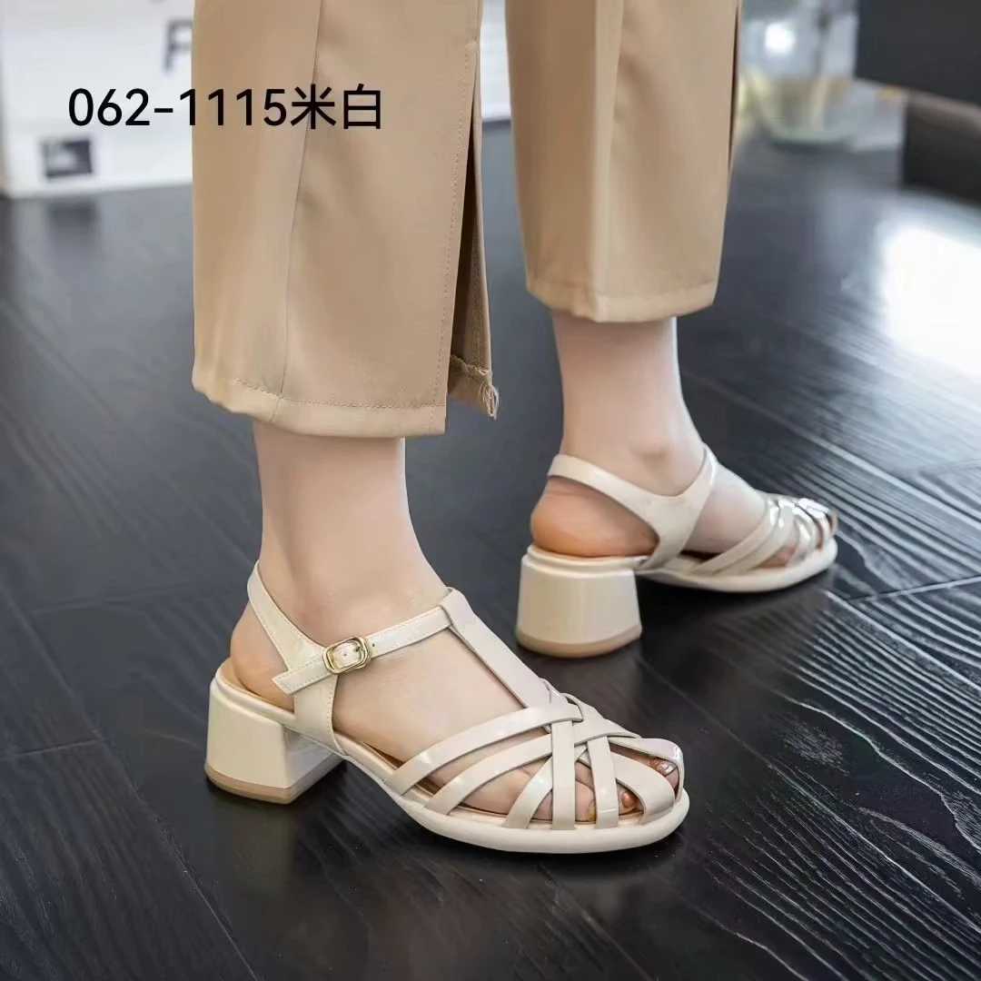 罗马风格漆皮软底女仙女风方头时装凉鞋一字带编织纯色中跟
