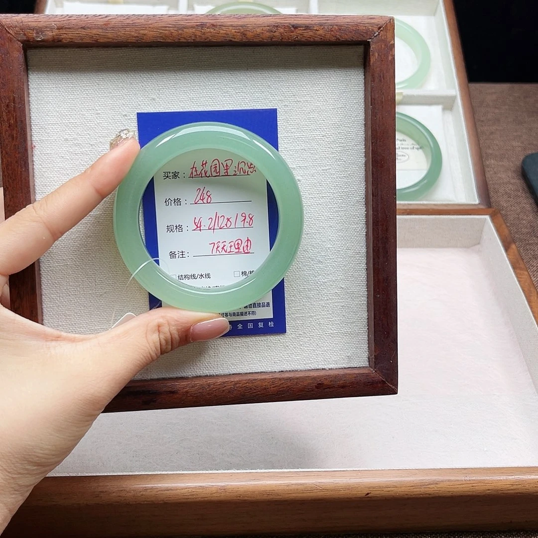 在***思石英质玉未镶嵌手镯